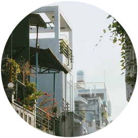 Nhìn từ sân thượng ra dãy nhà phố san sát, xa khu trọ.